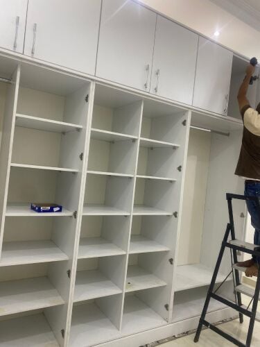 نجار متخصص في تفكيك وتركيب وإصلاح