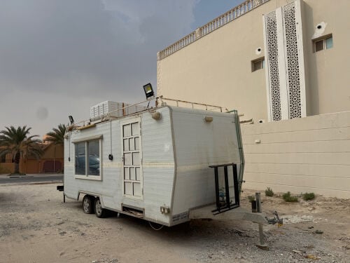كبينه مصنع بحر العريش فيها تانك ماي 300 و فيها بلاك وتر صرف صحي و مكيف جديد و مكينت بترول و المساحه 5-3 