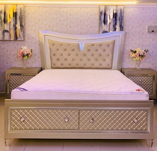 KING BED WITH MATTRESS AND 2 TABLE.