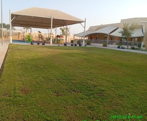 متخصص في زراعة وتنسيق الحدائق وزر