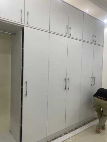 نجار متخصص في تفكيك وتركيب وإصلاح