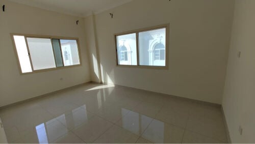 للاجار شقة في عمارة الوكرة ٣ غرف