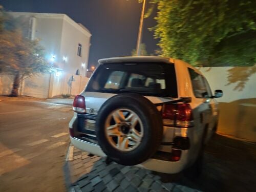 لاندكروزر جي ستاندر موديل 2009 اللون ابيض مفتاح ريموت عدد 2 قير مكينة مكيف كله تمام فتحت سقف 6 سلندر  محتاج بوليش وتغيير الخطوط على الجانبين  ماشي فوق 600 الف كيلو متر 