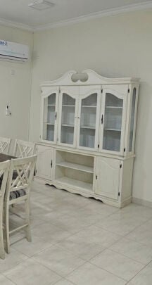 طاولة طعام مع خزانة أطباق