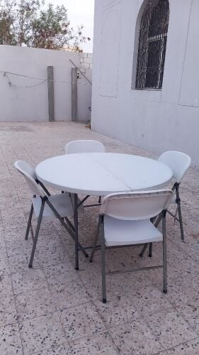 طاولة مع ٤كراسي