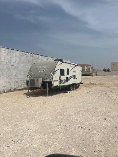 كرفان امريكي موديل ٢٠١٦ بحاله ممتازه ٢٧ قدم طاوله طعام مطبخ ٢ سرير لفرد وسرير كبير لشخصين مع دورة مياه مكيف ومحول كهرباء ٢٤٠ فولت